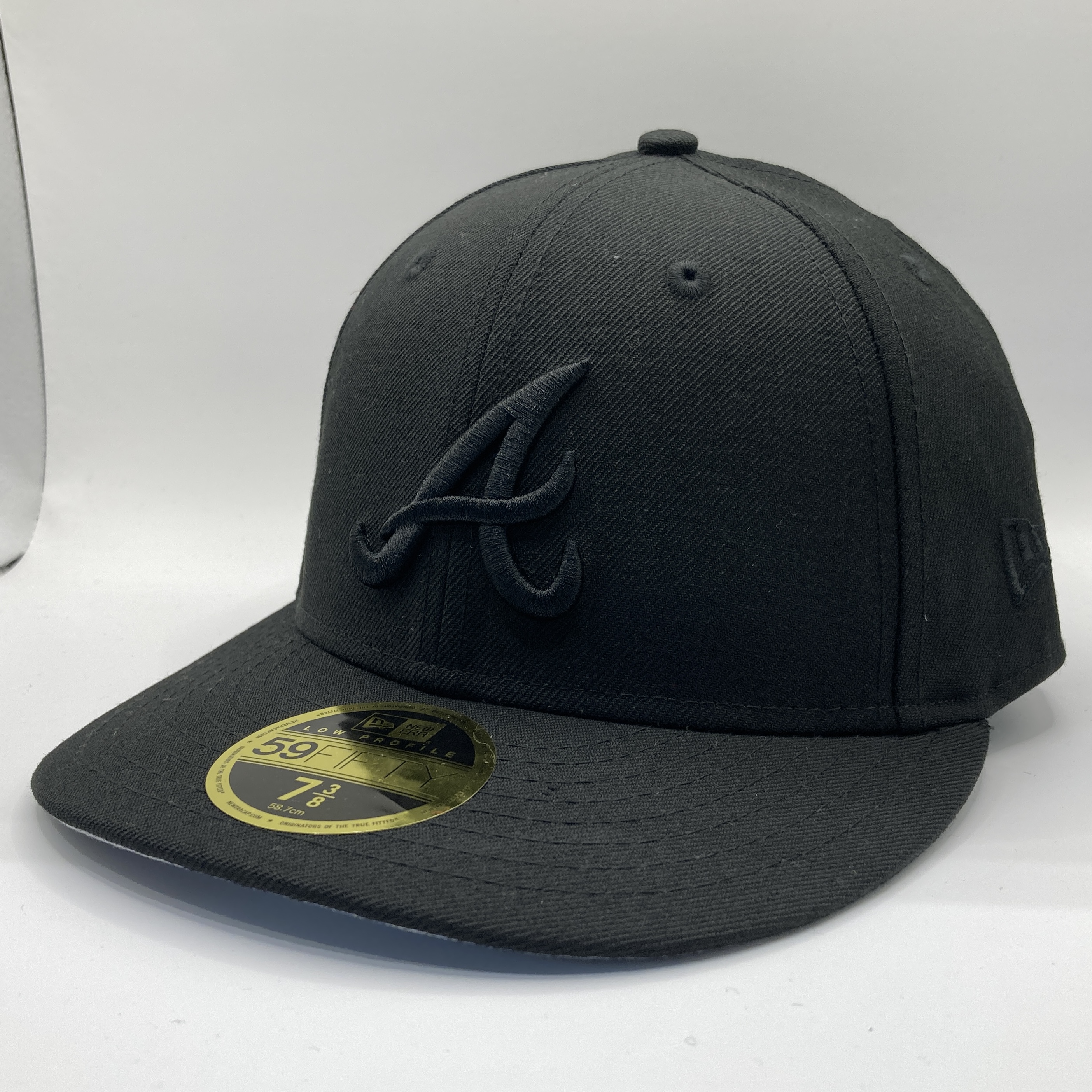 Atlanta Braves 59FIFTY MLB Exclusive LowPro Cap Triple Black Black on Black von New Era Alternate View alt view